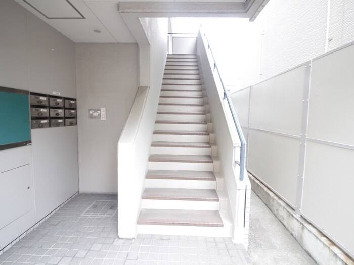 物件外観写真4　(エントランス部分)