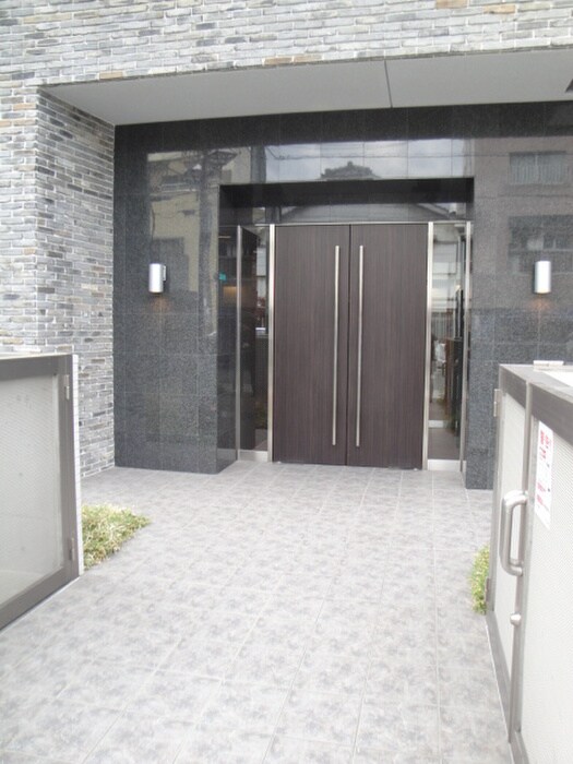 物件外観写真2　(エントランス部分)