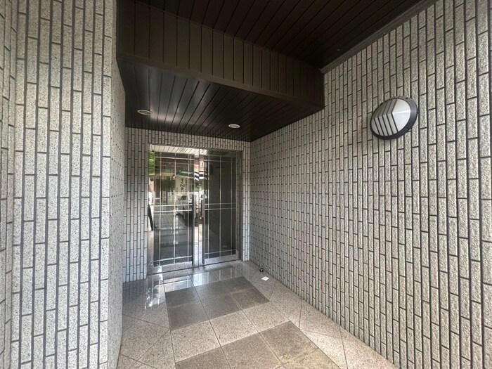 物件外観写真2　(エントランス部分)
