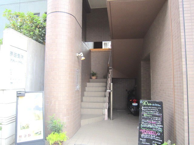 物件外観写真3　(エントランス部分)