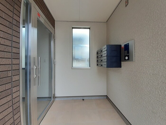 物件外観写真2　(エントランス部分)