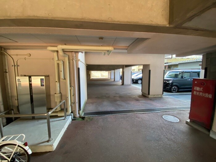 物件外観写真4　(駐車場)