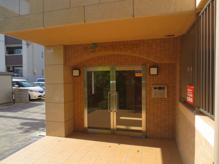 物件外観写真3　(エントランス部分)