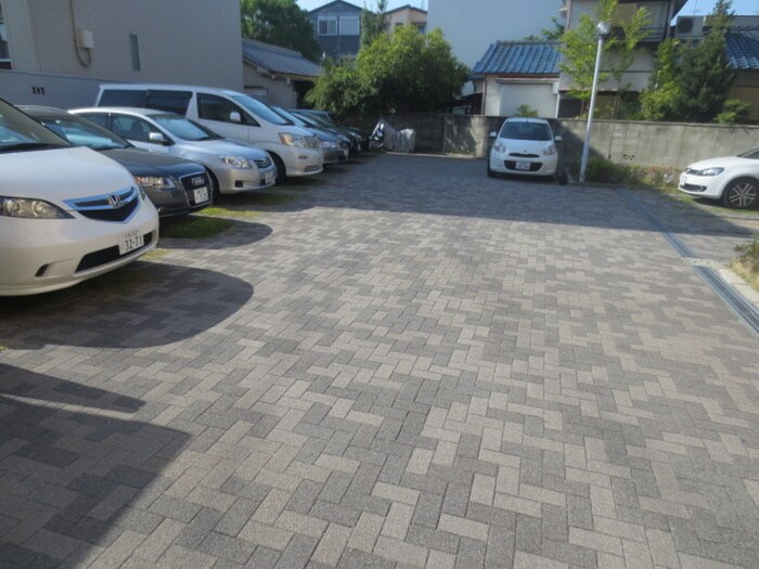 物件外観写真4　(駐車場)