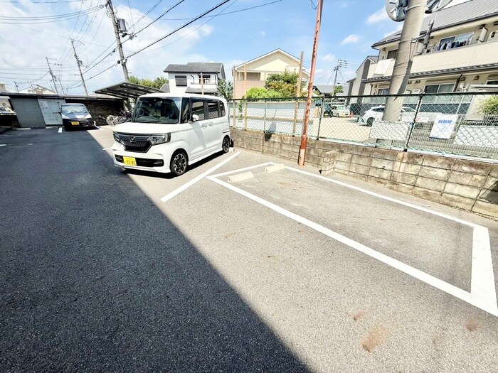 物件外観写真3　(駐車場)