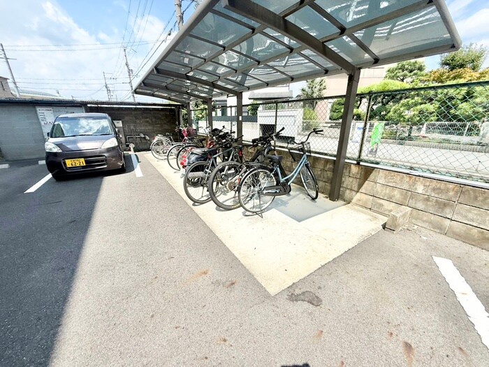 物件外観写真4　(駐輪場)