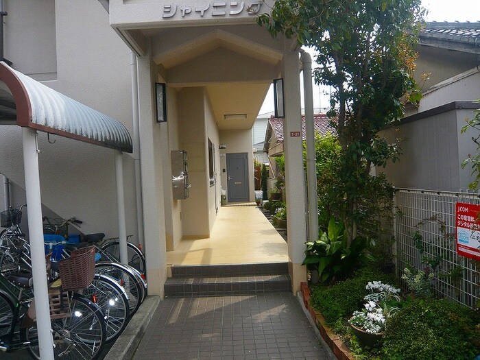 物件外観写真6　(エントランス部分)