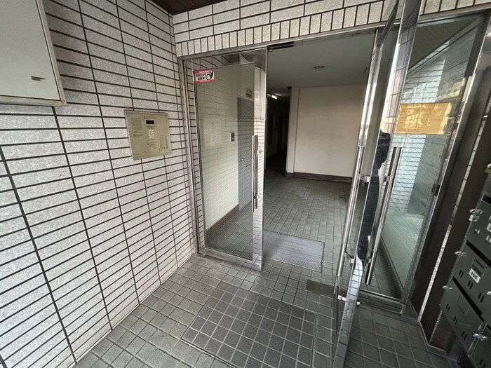 物件外観写真3　(エントランス部分)