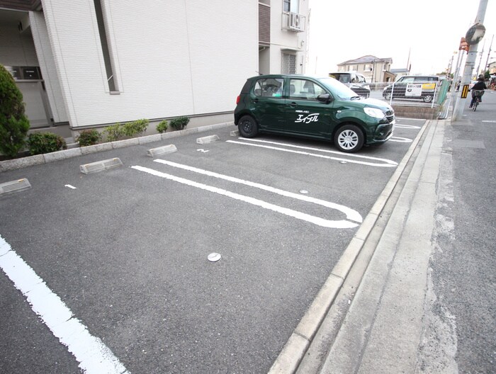 物件外観写真4　(駐車場)