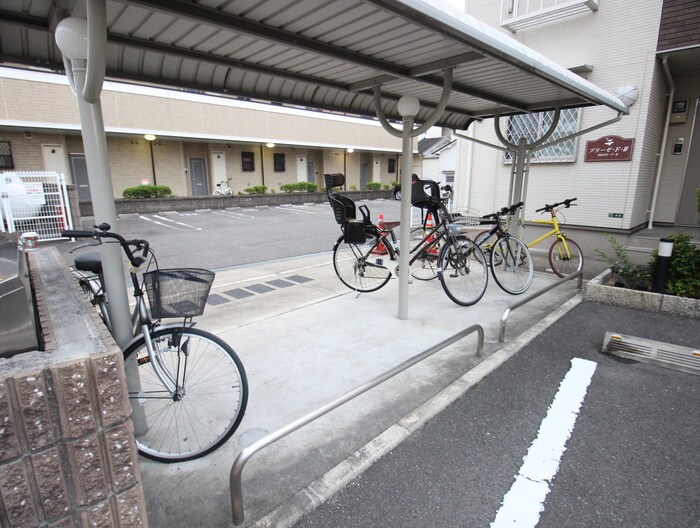 物件外観写真5　(駐輪場)