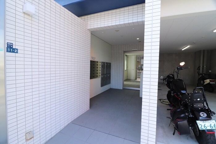 物件外観写真6　(エントランス部分)