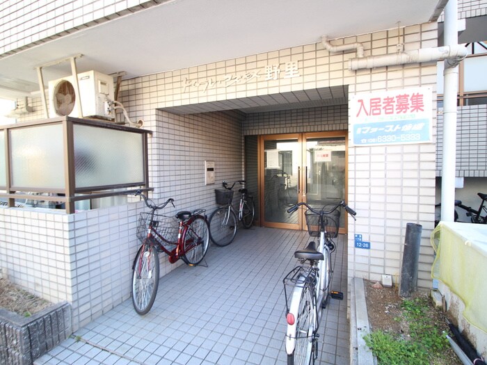 物件外観写真3　(エントランス部分)