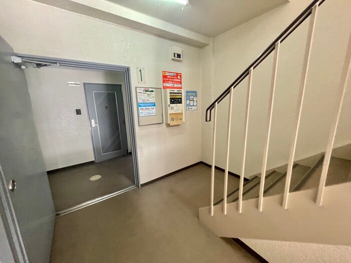 物件外観写真2　(エントランス部分)