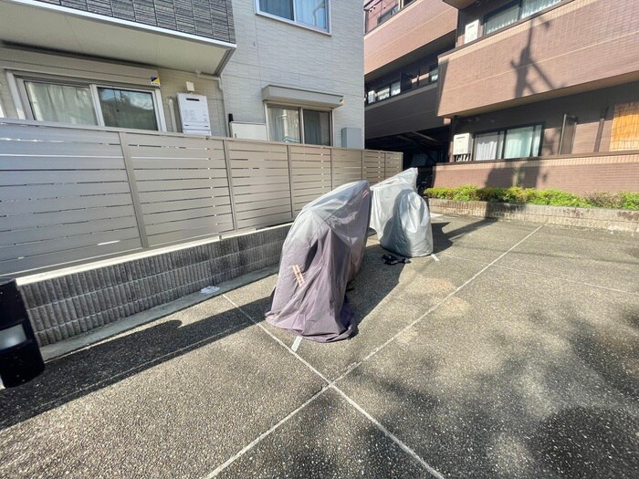 物件外観写真4　(バイク置き場)