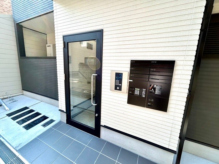 物件外観写真2　(エントランス部分)
