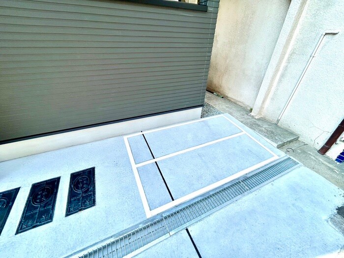 物件外観写真5　(バイク置き場)