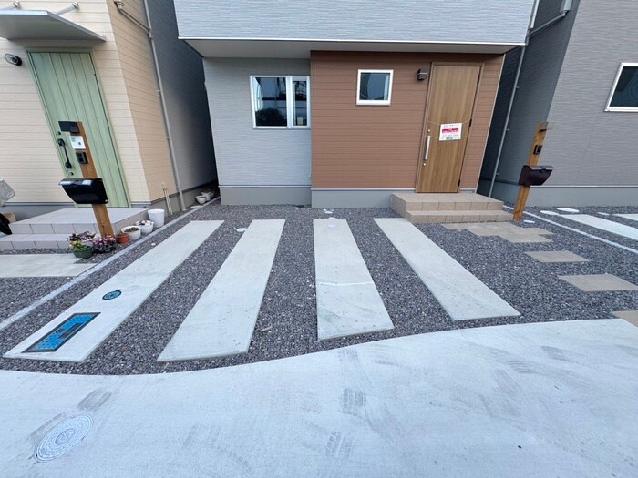 物件外観写真3　(エントランス部分)