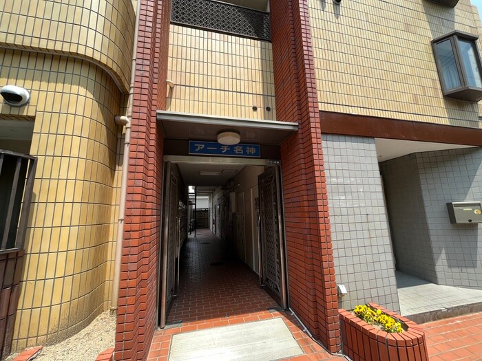 物件外観写真4　(エントランス部分)