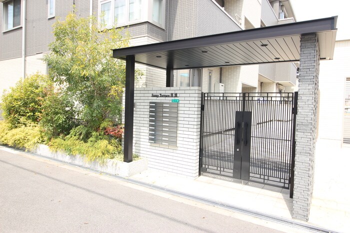 物件外観写真2　(エントランス部分)