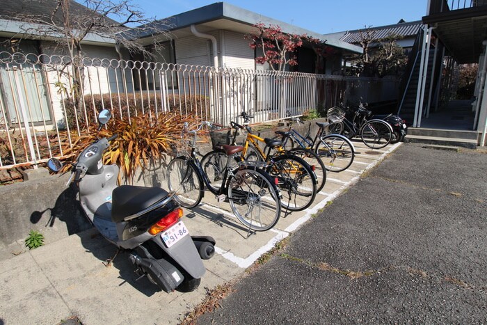 物件外観写真2　(駐輪場)