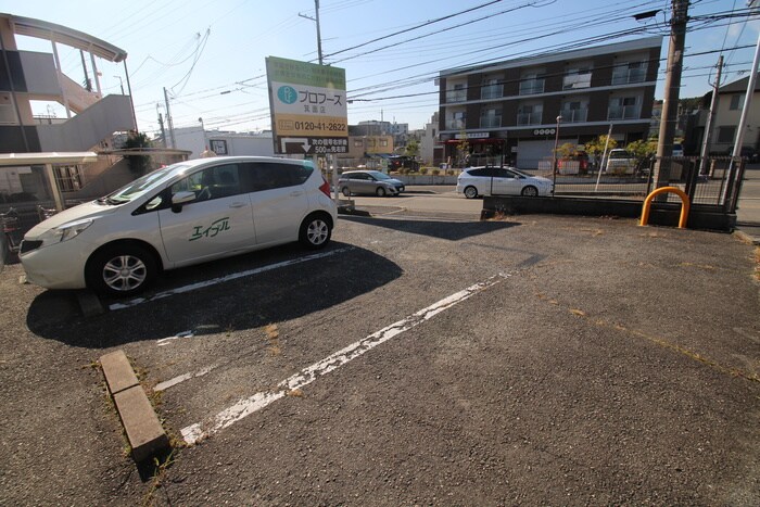 物件外観写真3　(駐車場)
