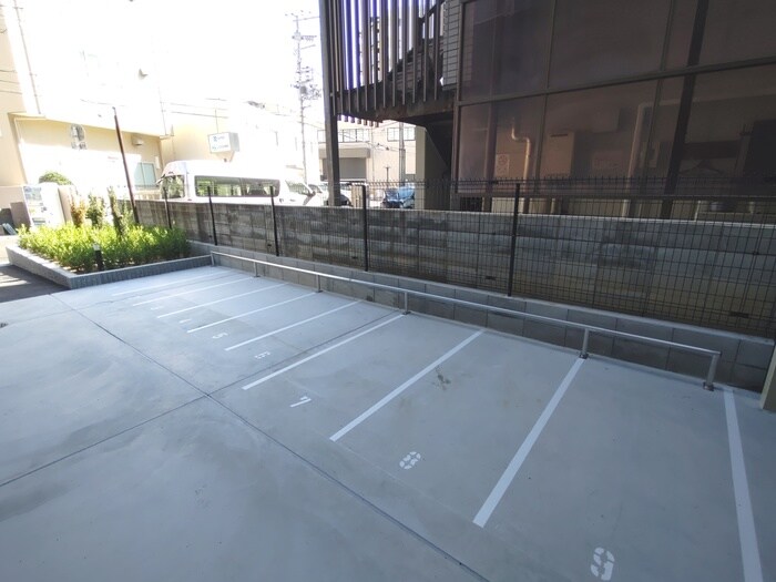 物件外観写真4　(バイク置き場)