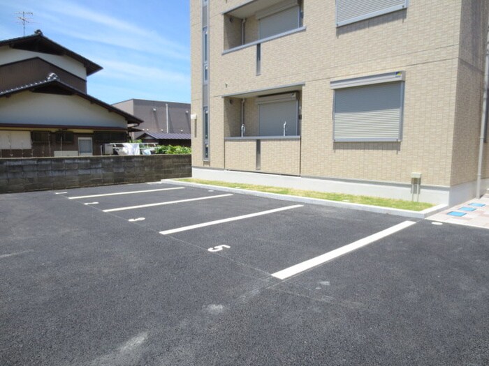 物件外観写真4　(駐車場)