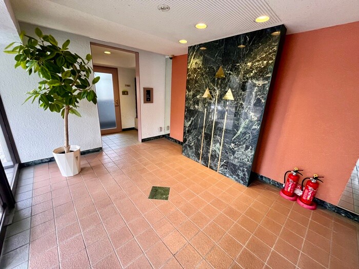 物件外観写真3　(エントランス部分)