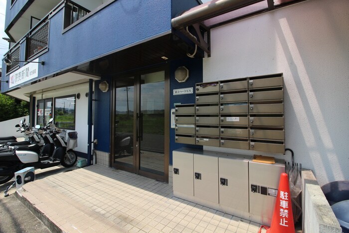 物件外観写真3　(エントランス部分)