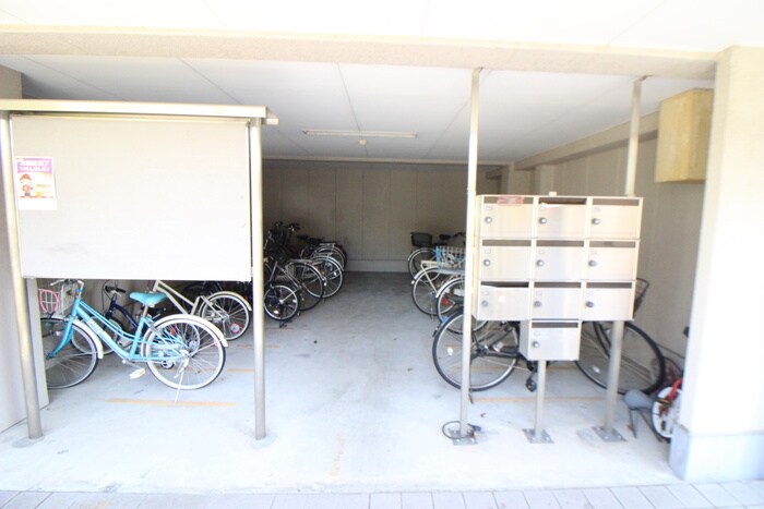 物件外観写真4　(駐輪場)