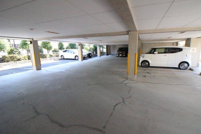 物件外観写真5　(駐車場)