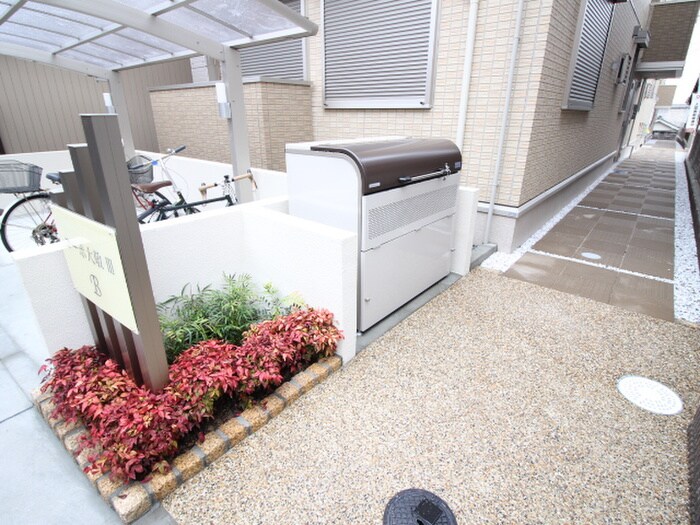 物件外観写真3　(エントランス部分)