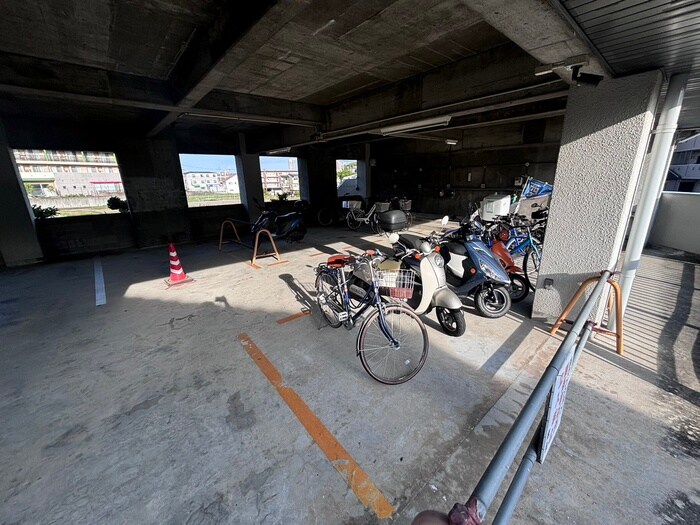 物件外観写真4　(駐輪場)