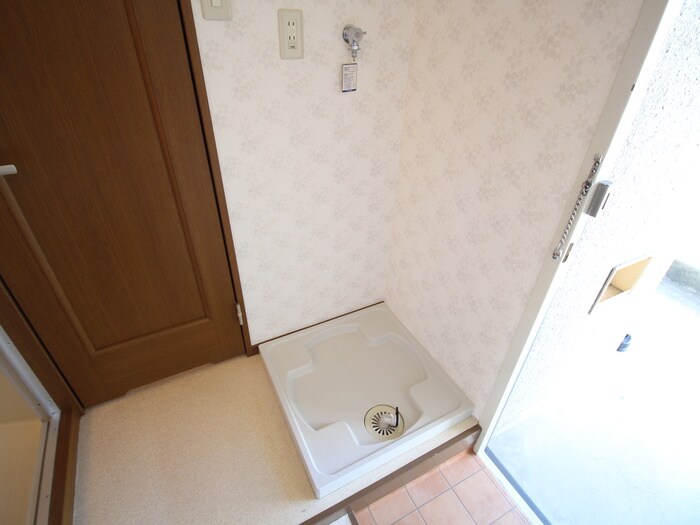 物件内観写真12　(洗濯機置場)