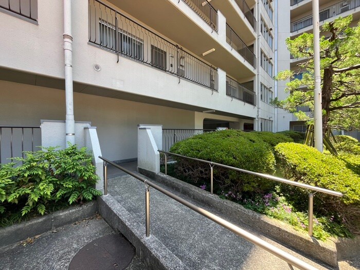 物件外観写真4　(エントランス部分)