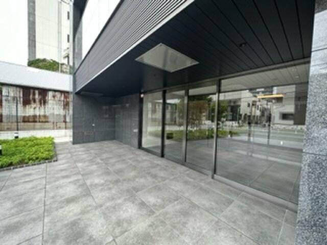 物件外観写真2　(エントランス部分)