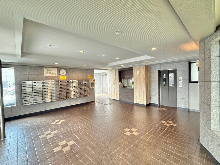 物件外観写真2　(エントランス部分)