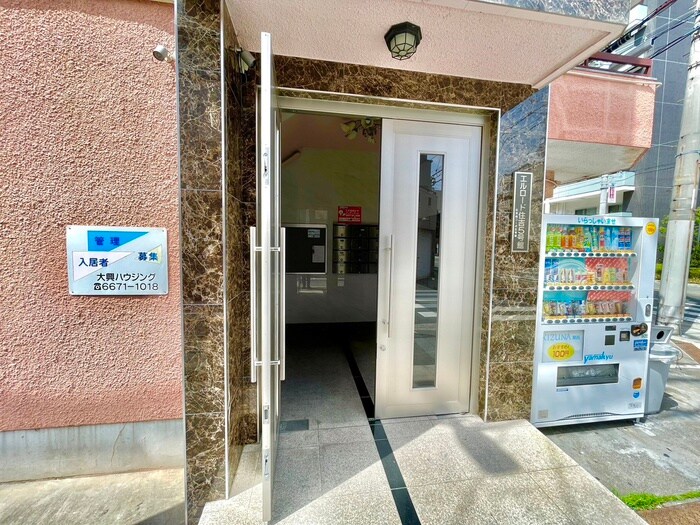 物件外観写真2　(エントランス部分)