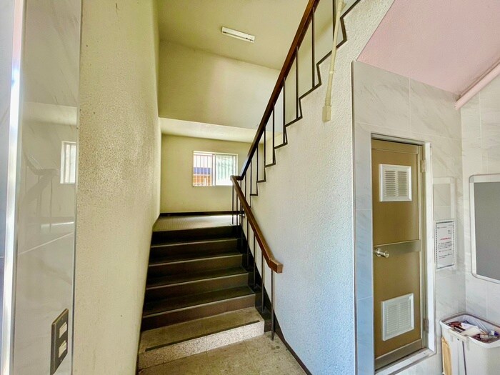 物件外観写真5　(エントランス部分)