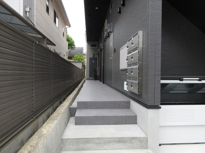 物件外観写真3　(エントランス部分)