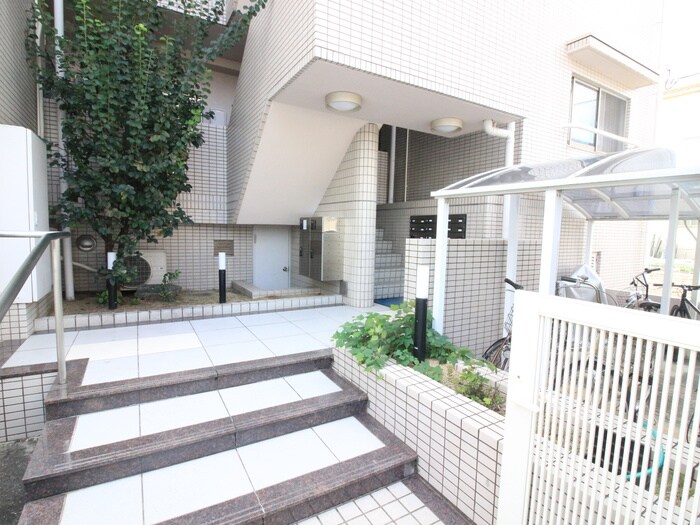 物件外観写真2　(エントランス部分)