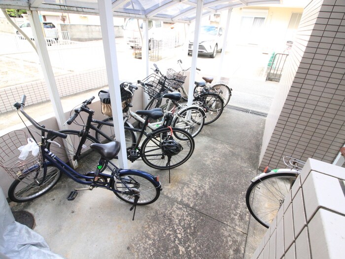 物件外観写真4　(駐輪場)