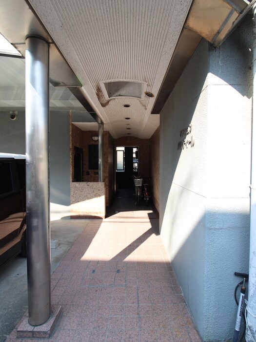 物件外観写真2　(エントランス部分)