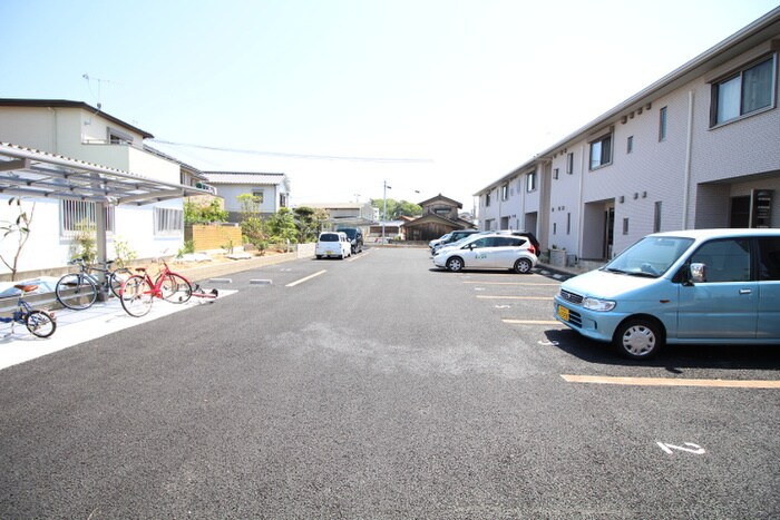 物件外観写真5　(駐車場)