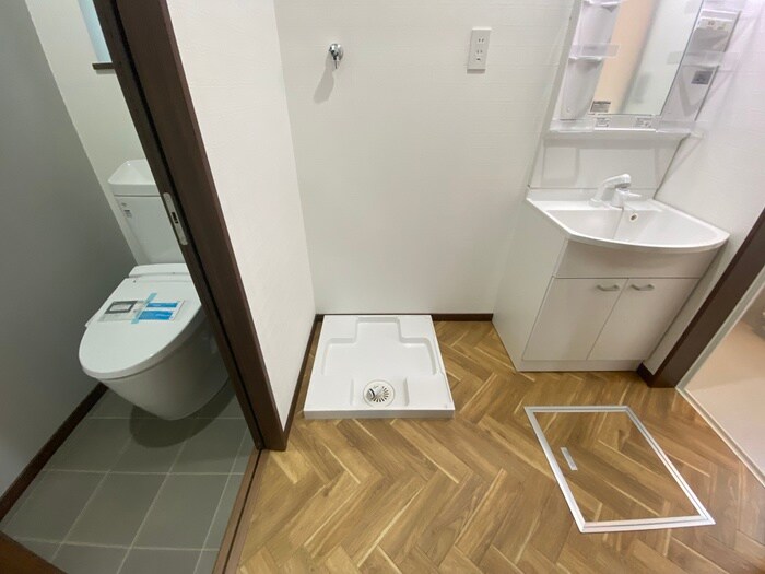 物件内観写真8　(洗濯機置場)