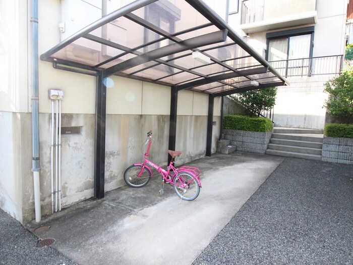 物件外観写真4　(駐輪場)