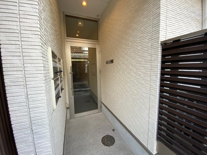 物件外観写真2　(エントランス部分)