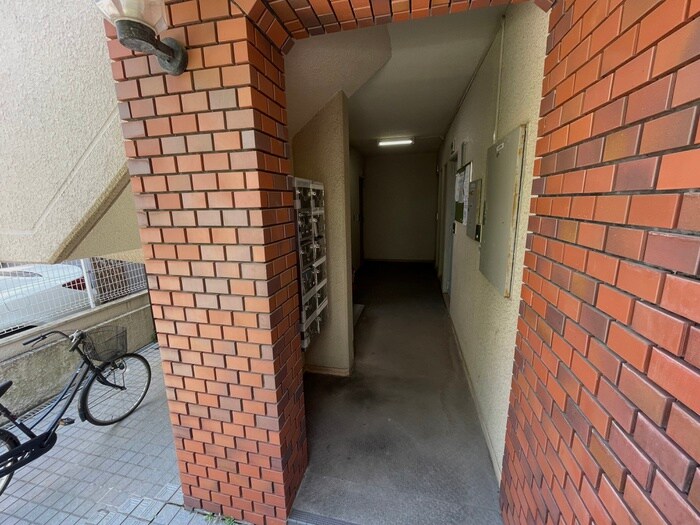 物件外観写真5　(エントランス部分)