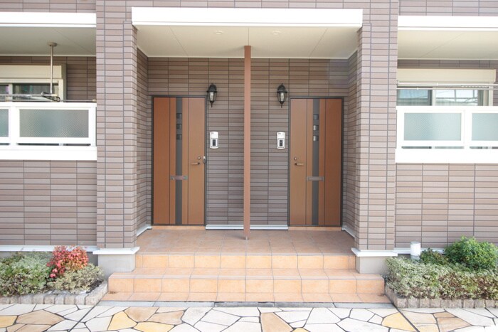物件外観写真4　(エントランス部分)