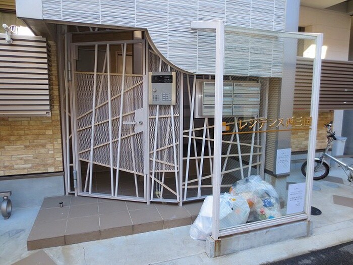 物件外観写真2　(エントランス部分)